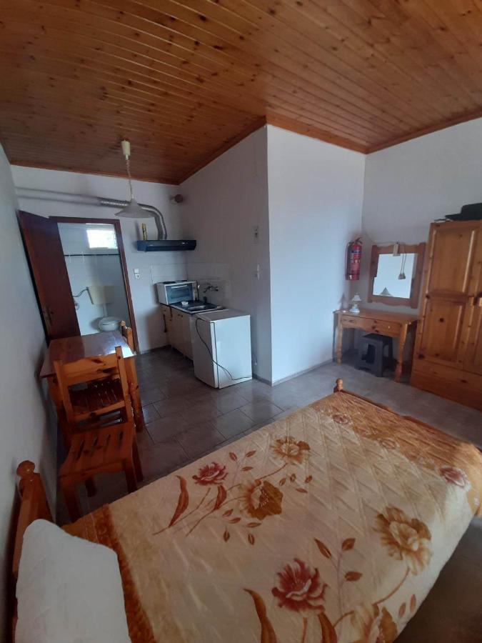 Christina Sunny Rooms Loútsa المظهر الخارجي الصورة