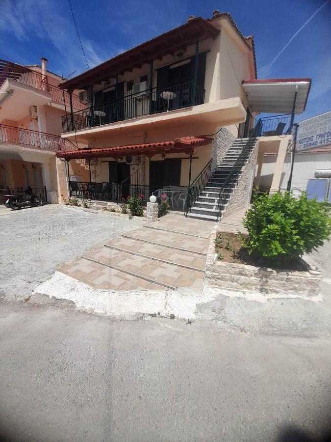 Christina Sunny Rooms Loútsa المظهر الخارجي الصورة