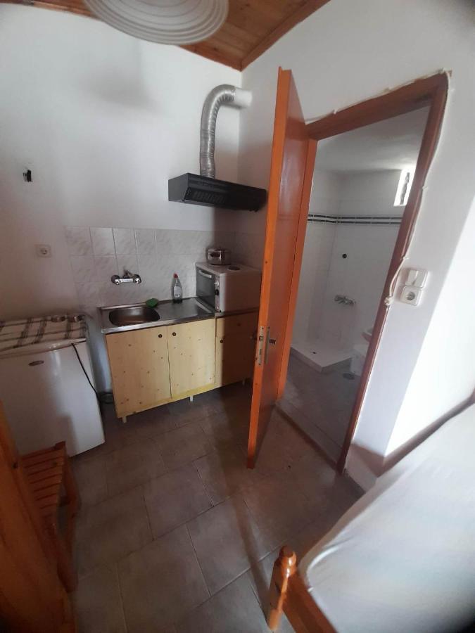 Christina Sunny Rooms Loútsa المظهر الخارجي الصورة