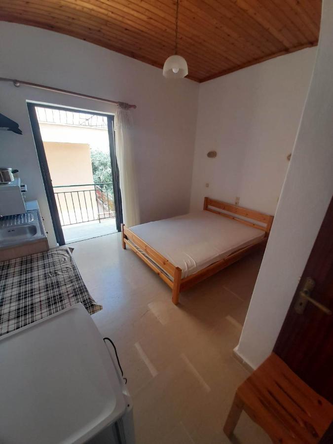 Christina Sunny Rooms Loútsa المظهر الخارجي الصورة