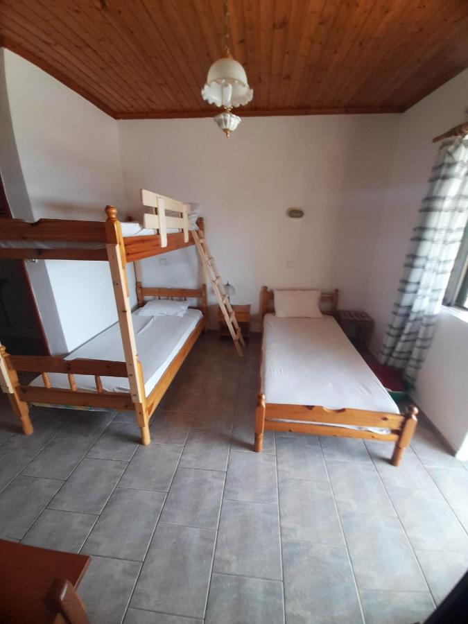Christina Sunny Rooms Loútsa المظهر الخارجي الصورة